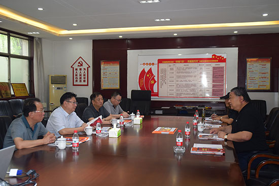 臨汾市市場監(jiān)督管理局局長、非公企業(yè)黨委書記張東紅<br>在科海集團調(diào)研非公黨建工作